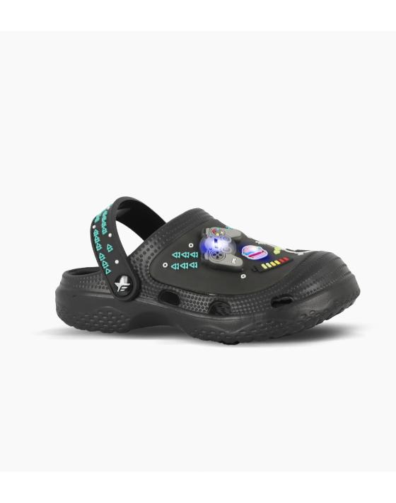 cl985-6645919b3173970f2f17570856939282-1024-1024 (1) SUECOS DE GOMA CLOGS FOOTY GAMER NEGRO CON LUZ (25-34) - Imagen 1